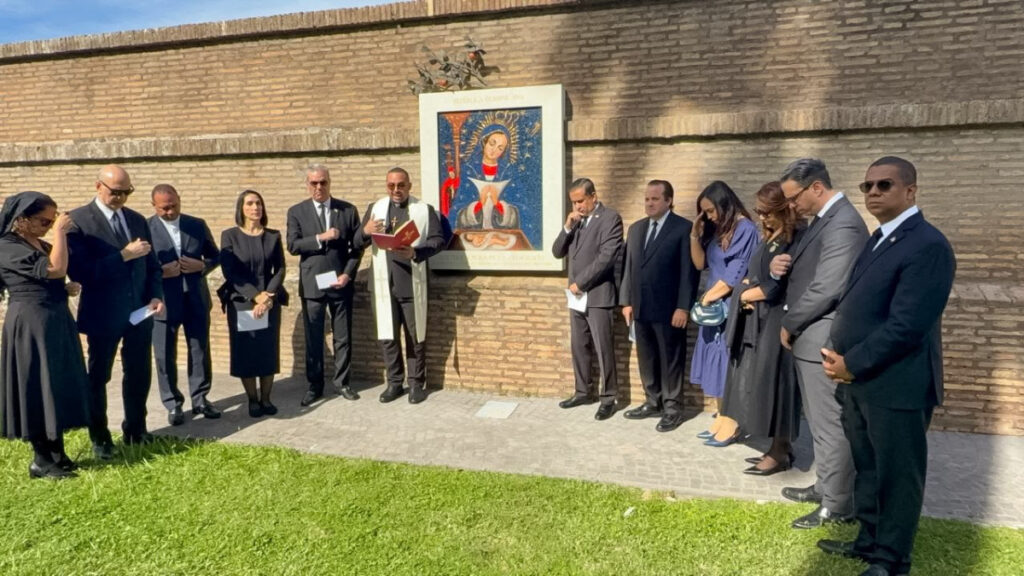 Presidente Abinader pide al pueblo dominicano orar por la salud del papa León XIV desde el Vaticano
